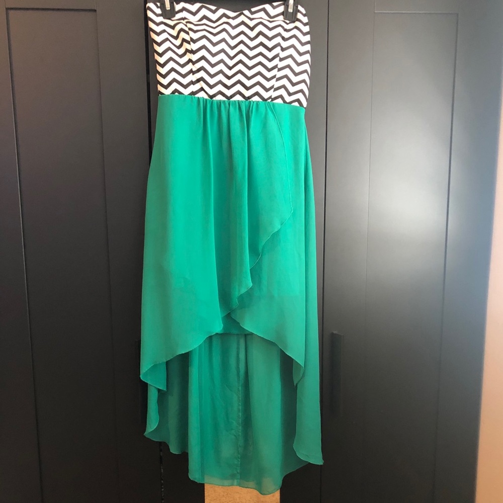 Size M. Chevron print with green strapless dress